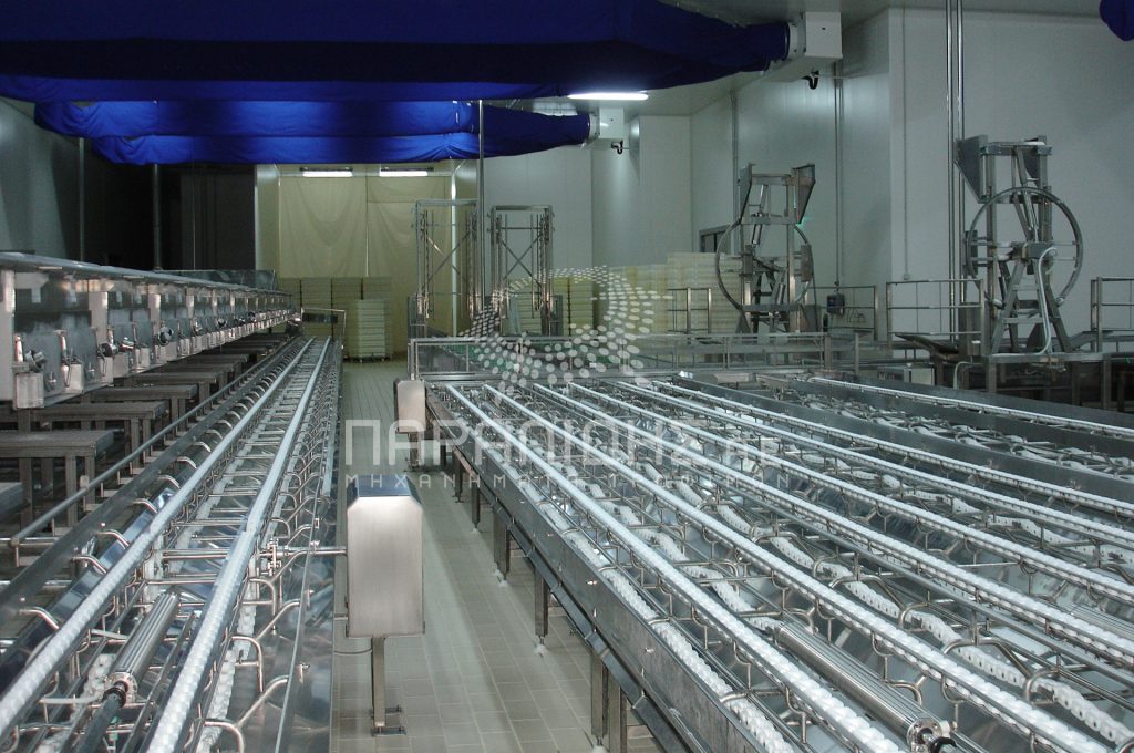 Filling and draining cheese mold conveyor